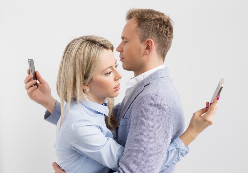 Uzależnienie od telefonu i mediów społecznościowych: Wpływ na relacje rodzinne